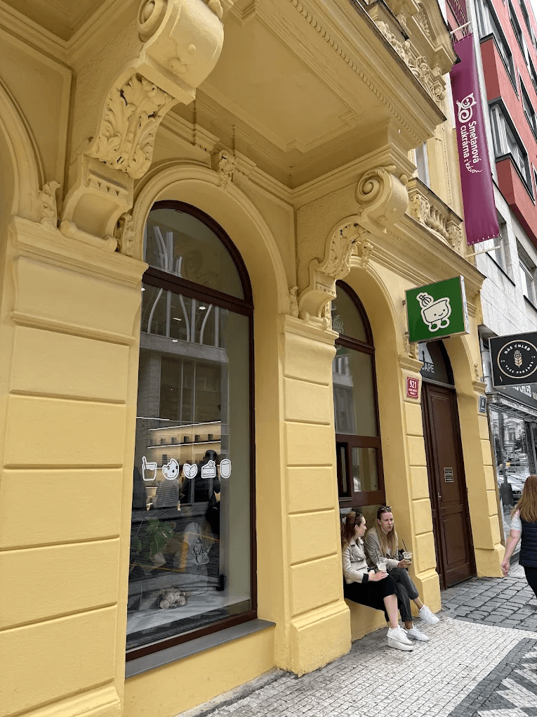 Zákazník prohlížející web na mobilu